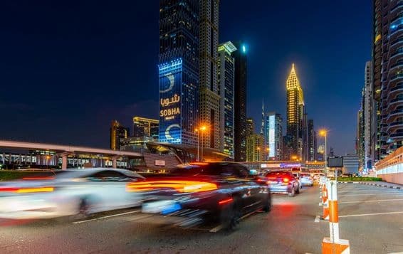 Photo nocturne de la Sheikh Zayed Road, Dubaï.