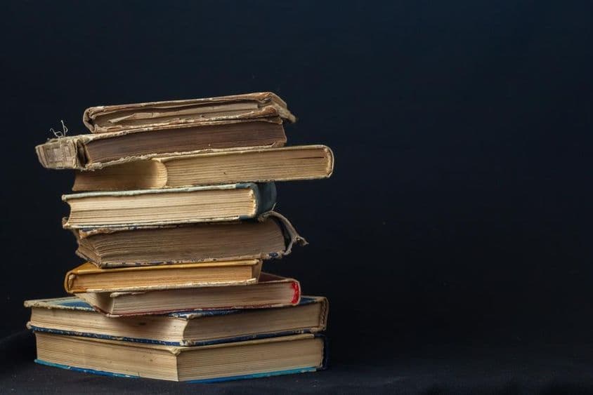 Une pile de livres anciens à couverture rigide.