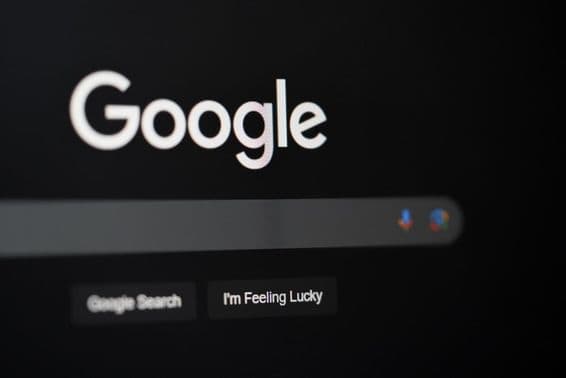 Recherche Google sur un écran d'ordinateur à Dubaï.