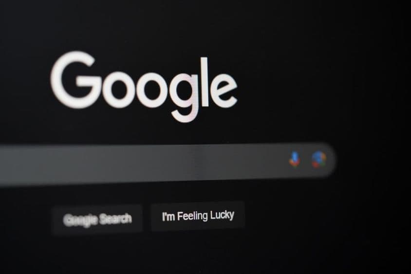 Recherche Google sur un écran d'ordinateur à Dubaï.