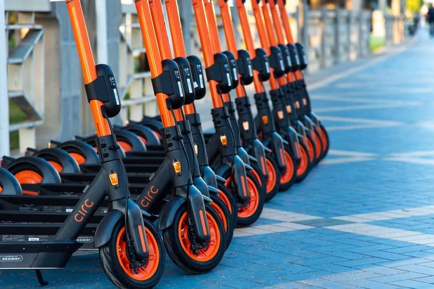 Location d'une trottinette Circ sur la promenade à Abu Dhabi.