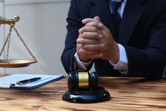 L'avocat fournit des conseils juridiques.