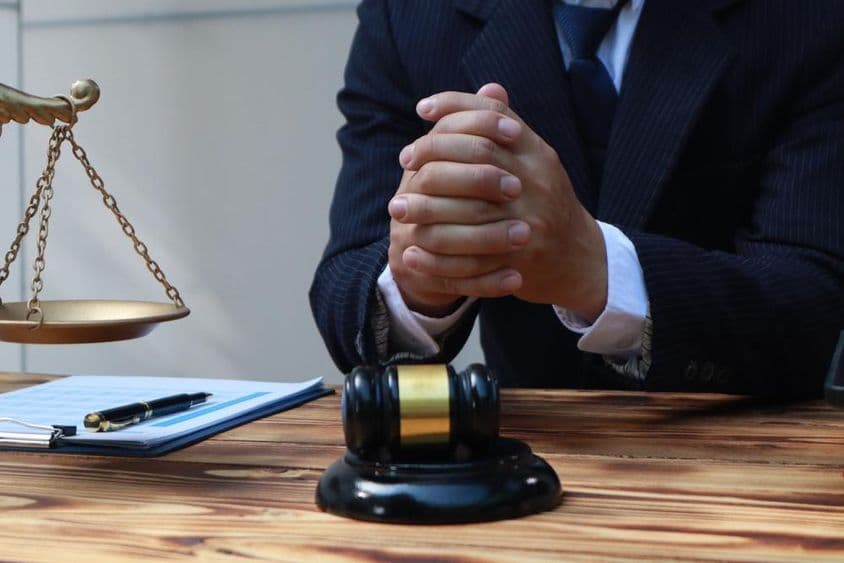 L'avocat fournit des conseils juridiques.