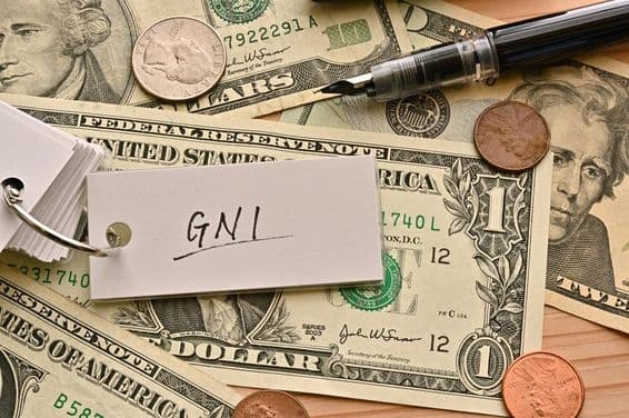 Le terme financier RNB écrit au-dessus de billets de dollar sur une table.