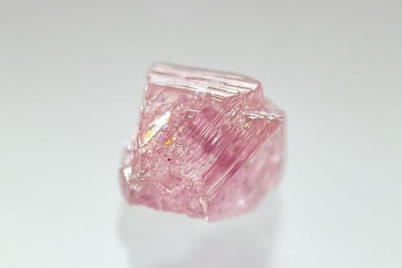 Cristal de diamant rose brut et non poli d'une couleur rare.