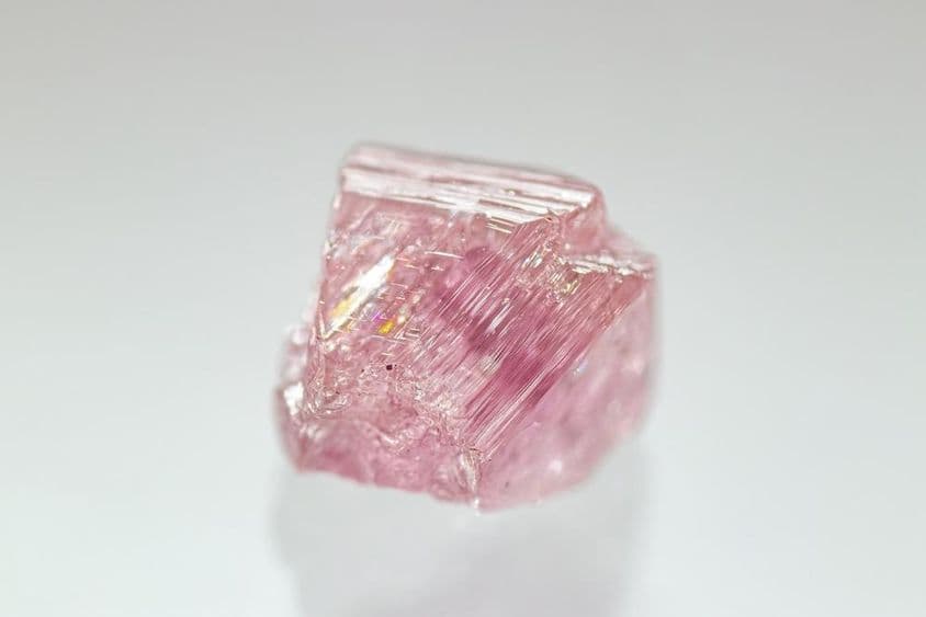 Cristal de diamant rose brut et non poli d'une couleur rare.