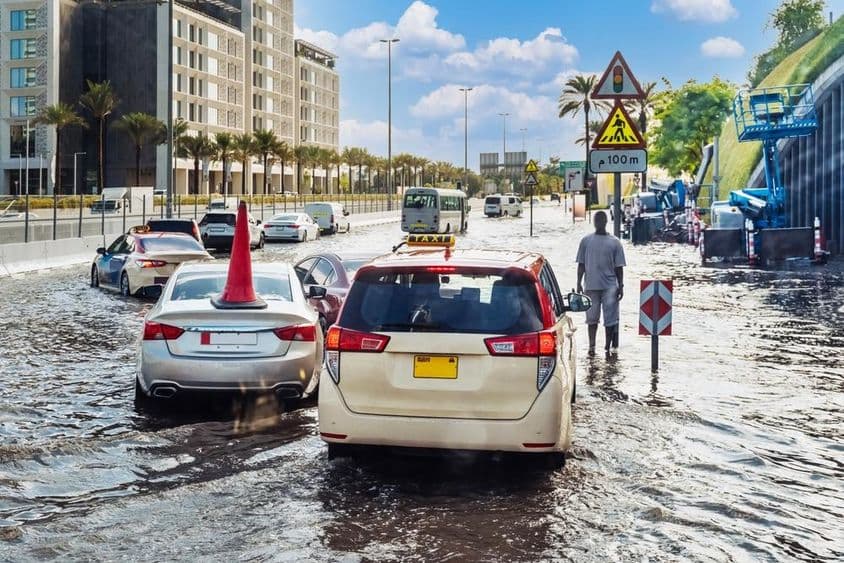 Forte pluie inondant les rues de Dubaï.