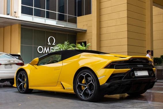 Lamborghini Huracán EVO Spyder jaune garée au Dubai Mall.