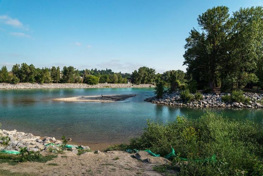 La berge de la rivière Bow à Calgary, Alberta, Canada.