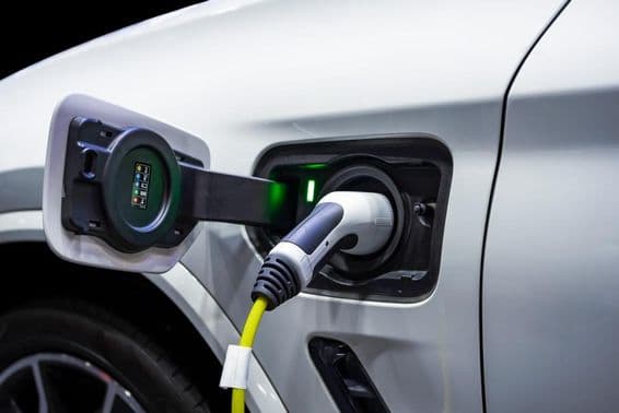 Câble d'alimentation connecté à un véhicule électrique.