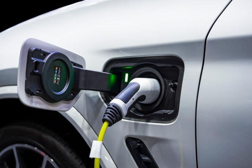 Câble d'alimentation connecté à un véhicule électrique.