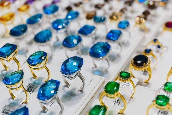 Bagues ornées de pierres précieuses sur le marché de l'or à Dubaï.