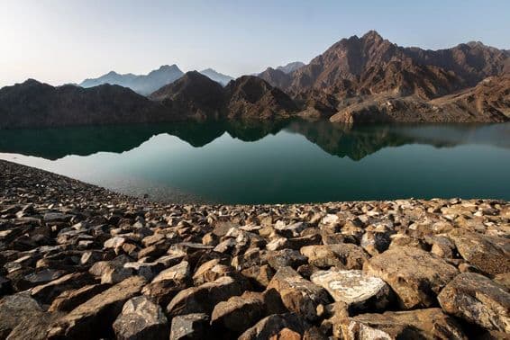 Barrage de Hatta et montagnes, vue imprenable reflétant les roches et les montagnes au lever du soleil.