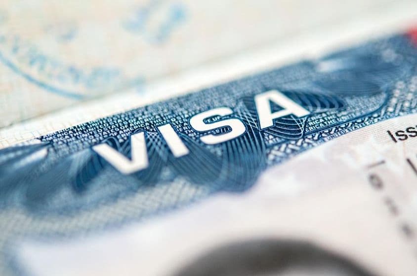 Visa américain tamponné sur une page de passeport.