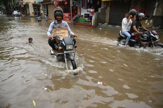 Pluies sévères et eau semblable à une inondation en Inde.