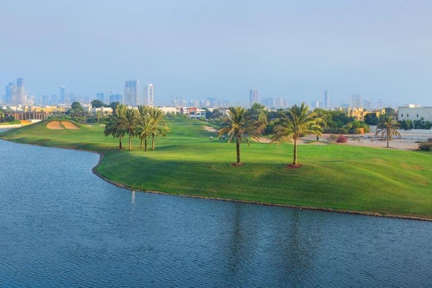 Vue panoramique d'un parcours de golf à Emirates Hills, Dubaï.