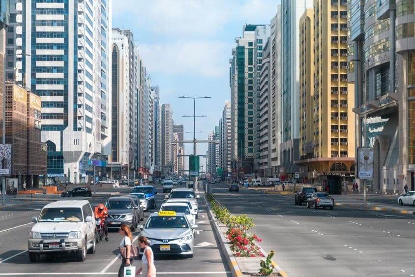 Une rue moderne au design géométrique à Abu Dhabi.