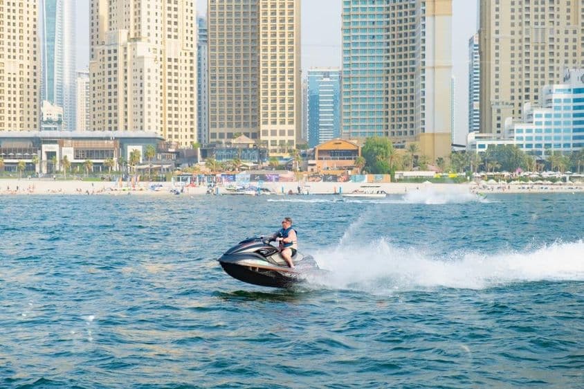 Homme faisant du jet ski dans la baie de Dubaï Marina.