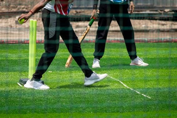 Action d'un match de cricket féminin.
