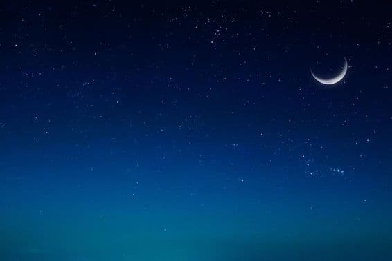 Nuit islamique de Ramadan avec Lune orientale.