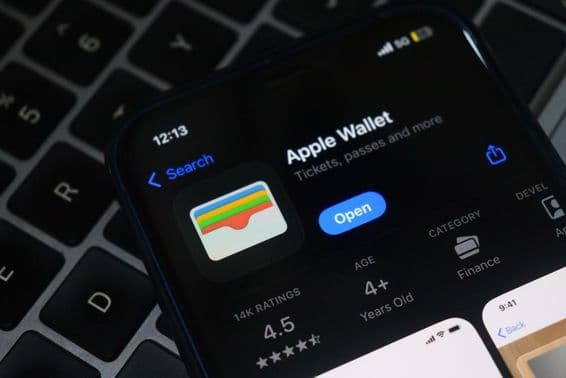 Apple Wallet sur écran d'iPhone.