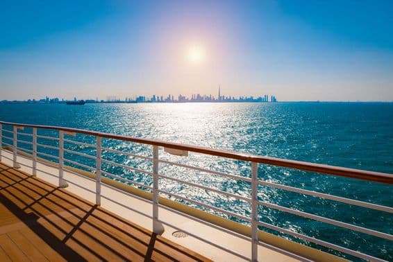 Vue du skyline de Dubaï depuis un bateau de croisière.