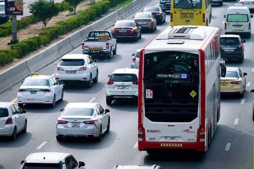 Bus à étage et trafic en journée sur les rues de la ville.