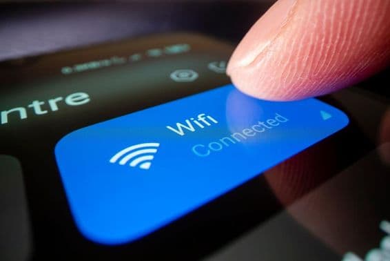Image en gros plan d'un smartphone se connectant au Wi-Fi.
