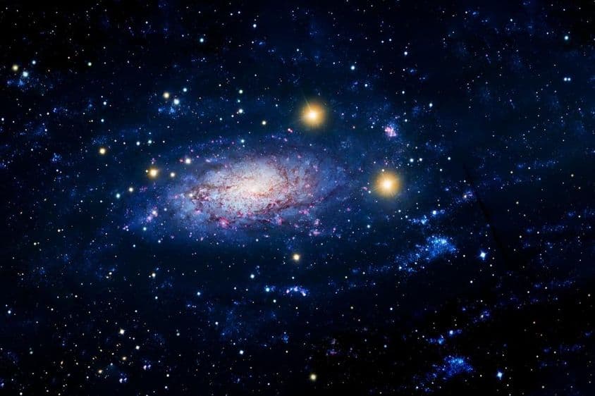 Galaxie bleue dans le ciel.