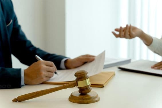 Dans le bureau d'avocat, des documents juridiques sont préparés pour la société.