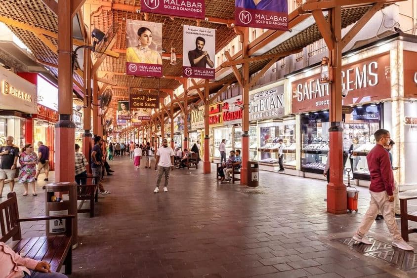 Rue remplie de magasins d'or dans le Souk de l'Or, Dubaï.