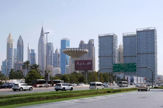 Panorama des gratte-ciels de Dubaï vu de la route.