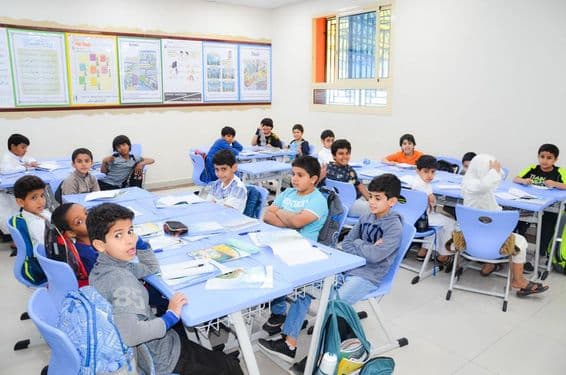 Une salle de classe avec un groupe d'élèves arabes en train d'apprendre.