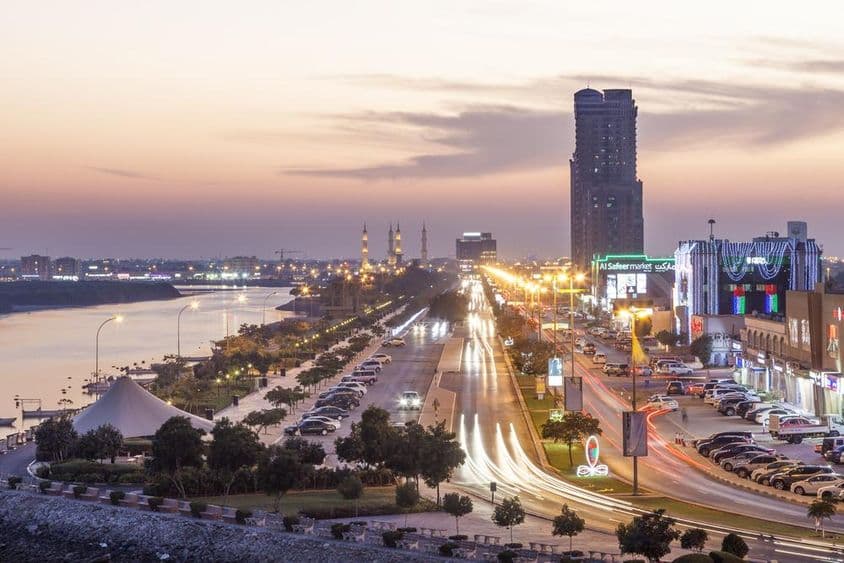 Ras al Khaimah cric et la corniche illuminés la nuit.