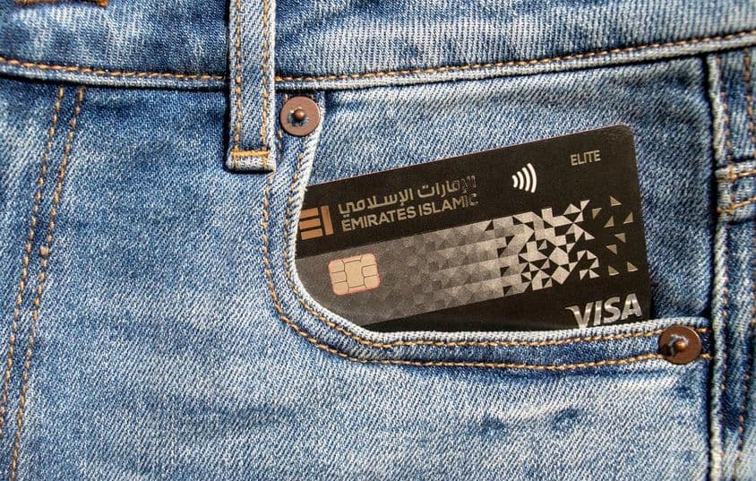 Carte de crédit Visa plastique de Emirates Islamic Bank dans la poche avant d'un jean.