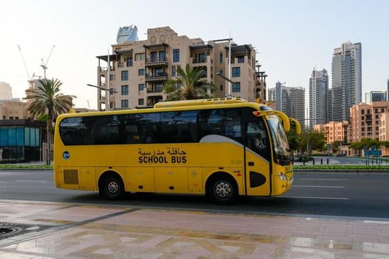 Autobus scolaire de Dubaï au centre-ville.
