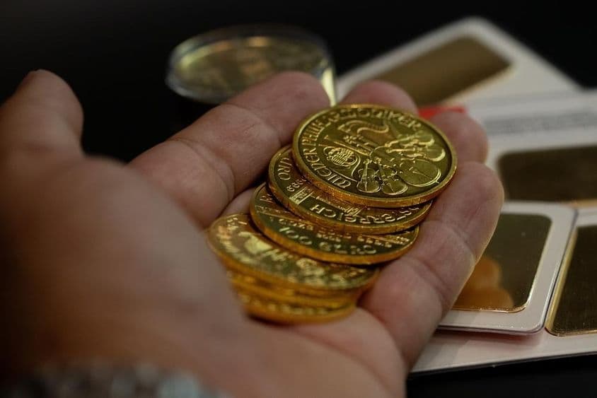 Tenir de véritables pièces d'or autrichiennes dans la main.