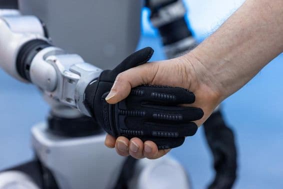 Collaboration entre humain et robot dans la technologie du futur.