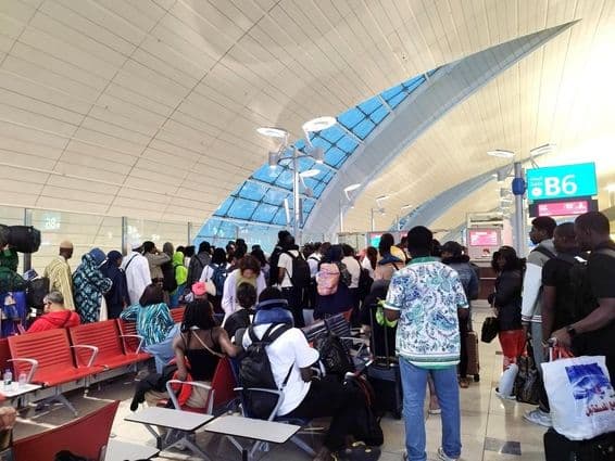 Des passagers font la queue pour embarquer sur un vol à l'aéroport international de Dubaï.