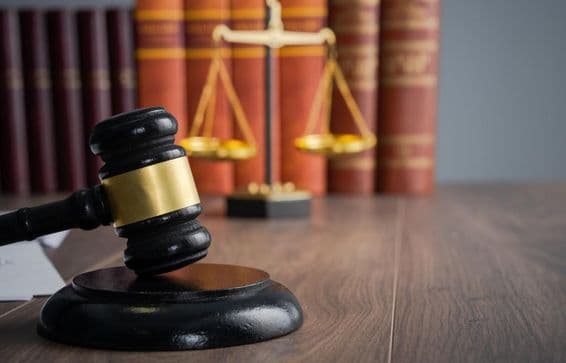 Marteau du juge sur une table lors d'une procédure judiciaire.