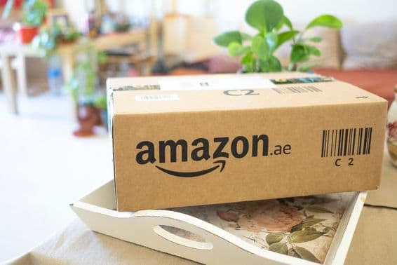 Une boîte en carton commandée via la livraison à domicile Amazon en ligne sur une table.
