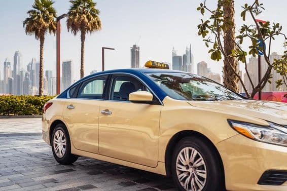 Taxi descendant une rue à Dubaï.