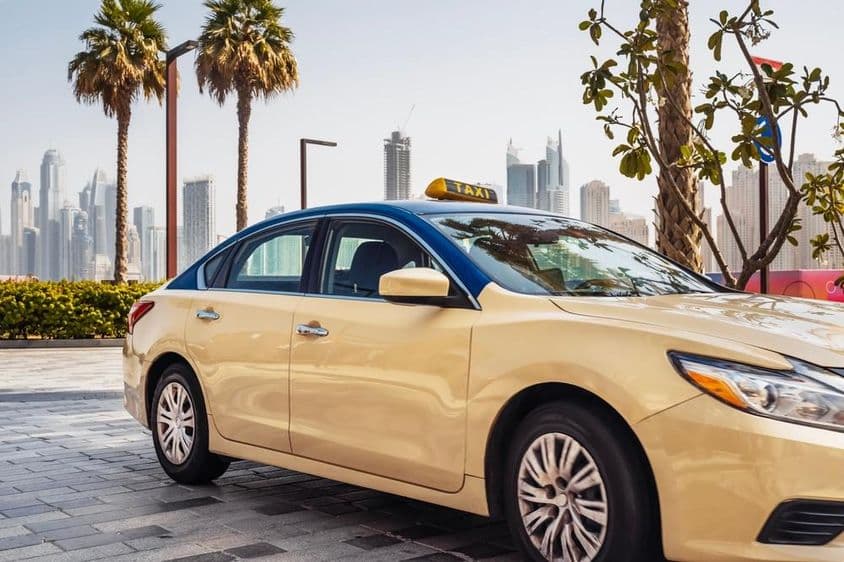Taxi descendant une rue à Dubaï.
