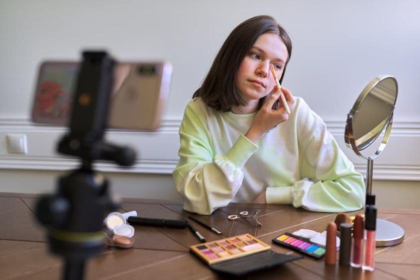Adolescente, blogueuse beauté filmant une vidéo pour une chaîne de blog.