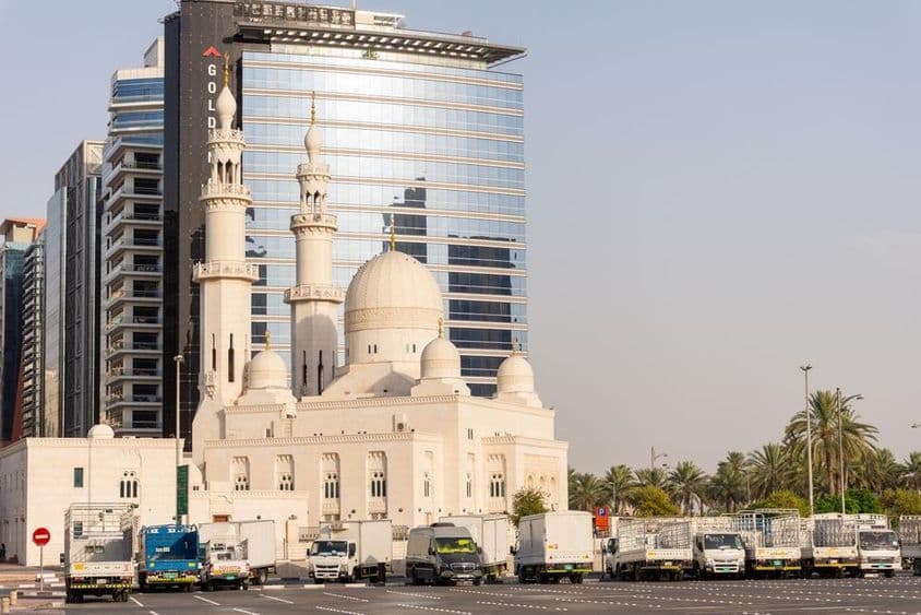 Stationnement devant la mosquée Al Yaqub à Dubaï.