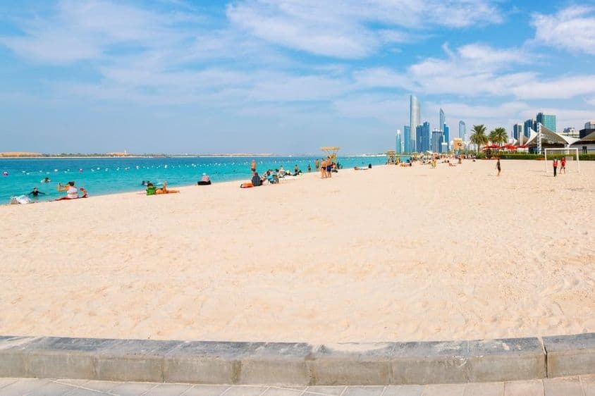La large plage de sable de la Corniche sur le golfe Arabique.