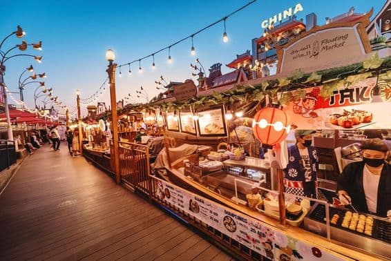 Cuisine thaï traditionnelle dans un restaurant flottant avec de la street food au village global de Dubaï.