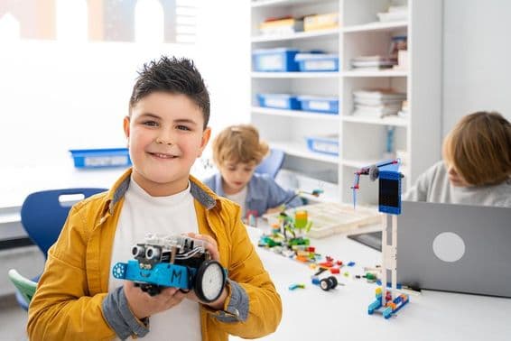 Enfants construisant et programmant un robot.