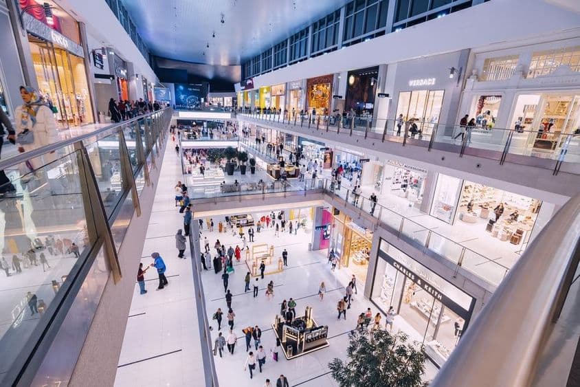 Vue intérieure du Dubaï Mall avec divers magasins et visiteurs.