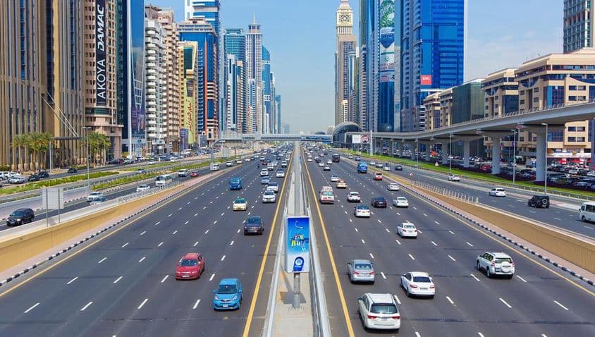 Route animée Sheikh Zayed à Dubaï.